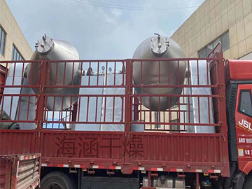 两台双锥回转真空干燥机装车完毕，准备发往河北